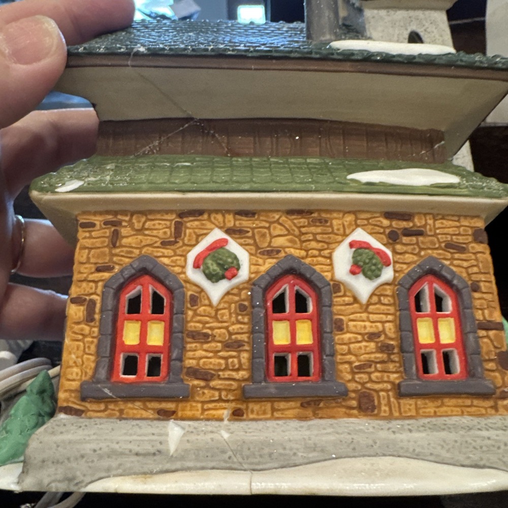 Dept 56 1993 Heritage Village North Pole Series North Pole Chapel 5626-0 DAMAGED - Picture 8 of 10
